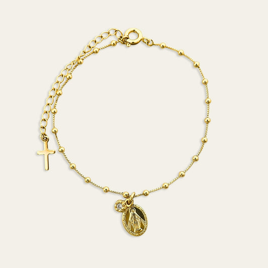 Pulsera enchapada en oro de 18 Kt con colgante de Virgen de los Rayos y circón, sobre fondo blanco - Coca Johnson Joyas - Chile