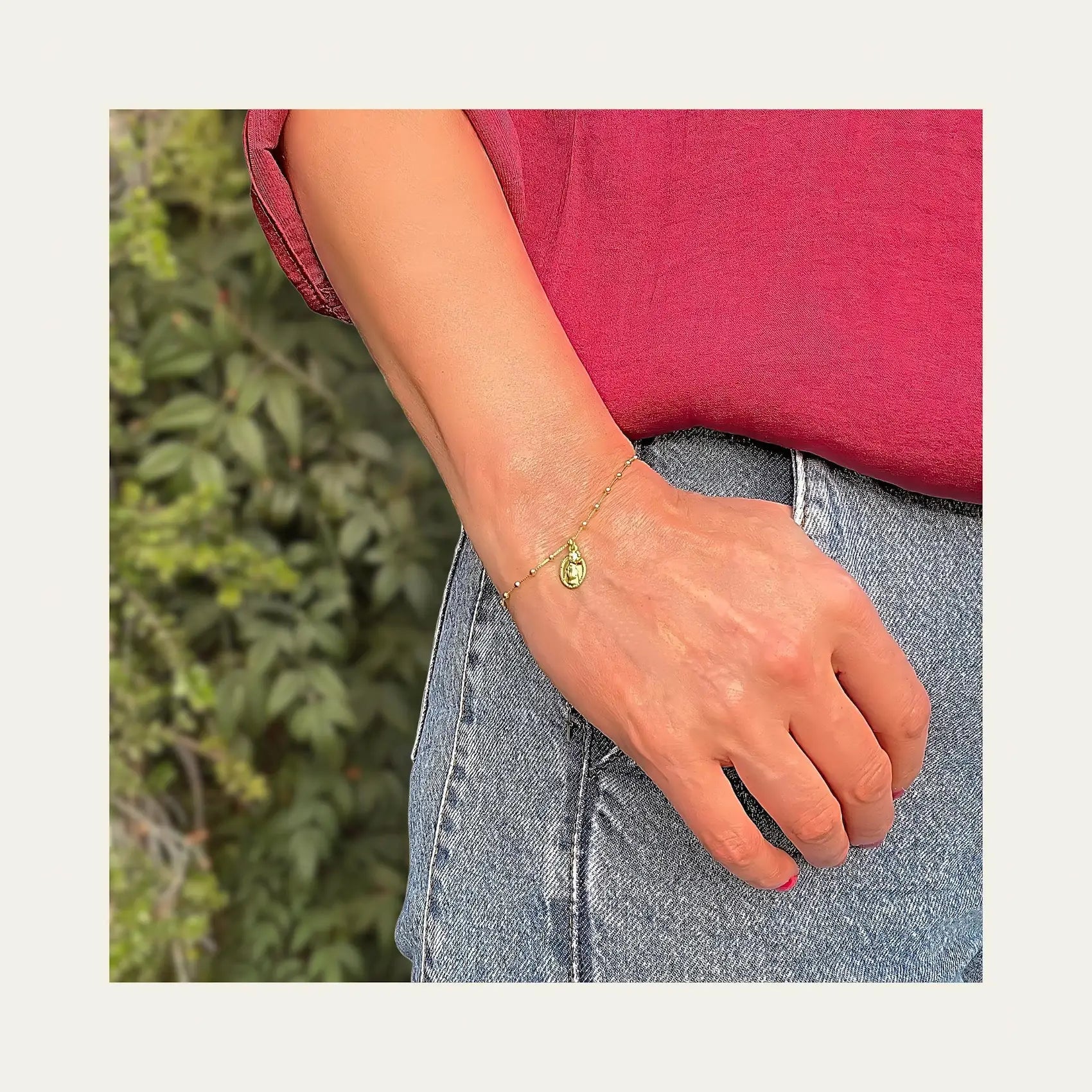 Pulsera enchapada en oro de 18 Kt con colgante de Virgen de los Rayos y circón en uso sola - Coca Johnson Joyas - Chile