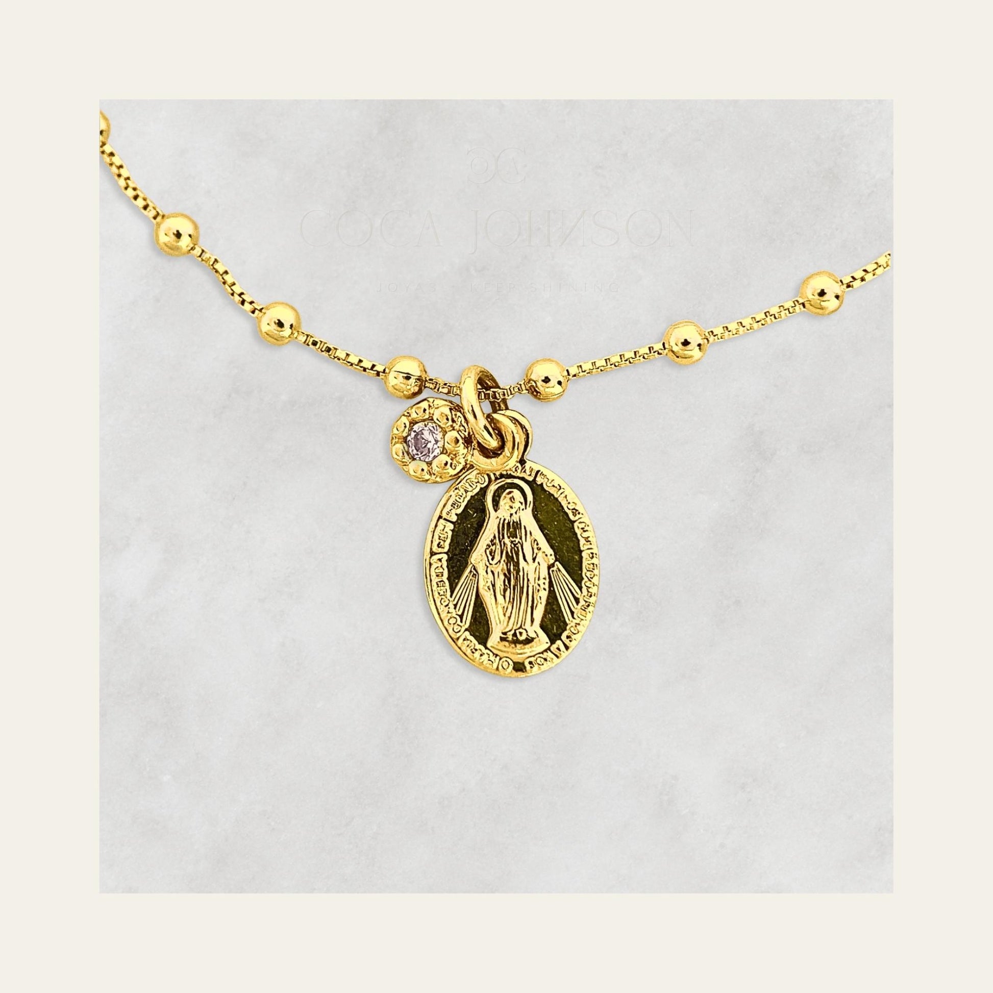 Pulsera enchapada en oro de 18 Kt con colgante de Virgen de los Rayos y circón, zoom a la virgen y el circon - Coca Johnson Joyas - Chile