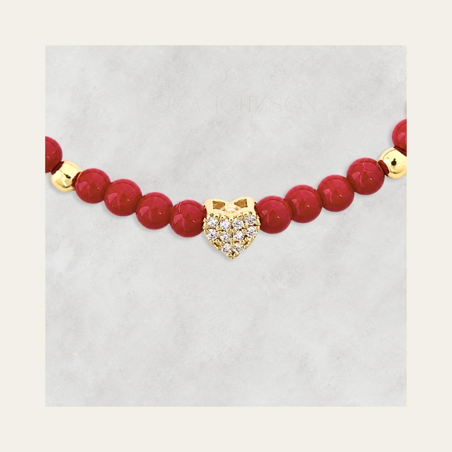 Pulsera de piedra R jade rojo, esferas y corazón con circones enchapados en oro de 18 Kt, zoom al corazón - Coca Johnson Joyas - Chile