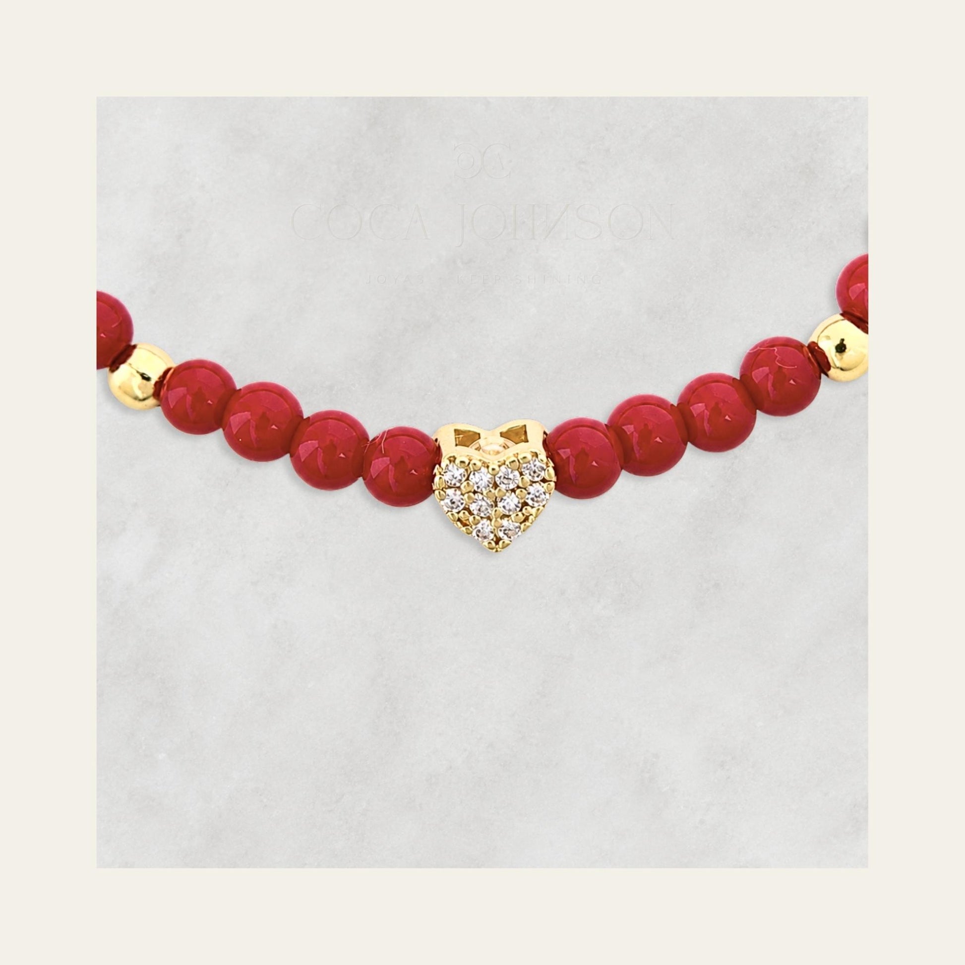 Pulsera de piedra R jade rojo, esferas y corazón con circones enchapados en oro de 18 Kt, zoom al corazón - Coca Johnson Joyas - Chile